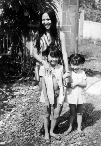 Tran with her mother and sister, Linh, in Vietnam.